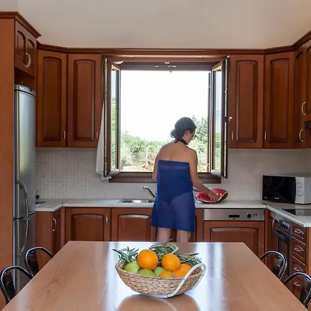 Villa Sleeps 6 With Pool And Wifi *