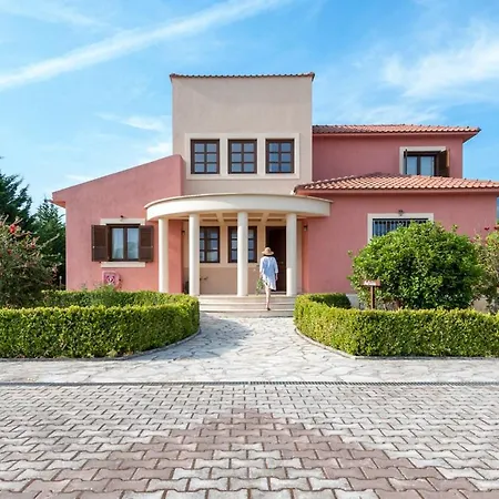 Sleeps 6 With Pool And Wifi